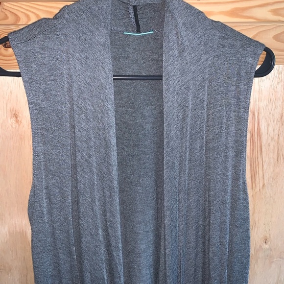 Free to live gray minimalist sleeveless bolero vest size M - Picture 2 of 4